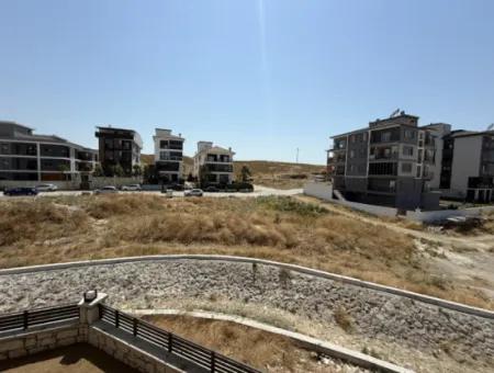 Luxuriöse Und Moderne 1 1 Wohnung In Seferihisar Çolakibrahimbey Nachbarschaft