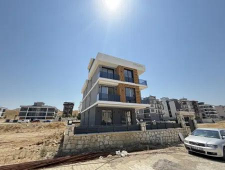 Luxuriöse Und Moderne 1 1 Wohnung In Seferihisar Çolakibrahimbey Nachbarschaft