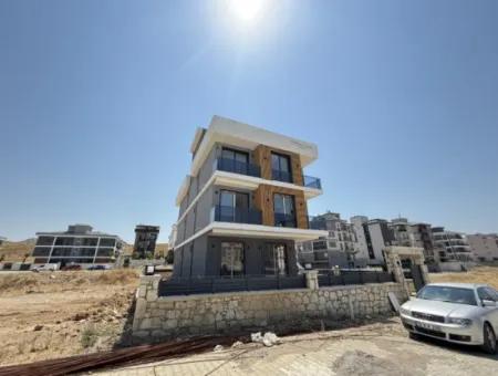 Luxuriöse Und Moderne 1 1 Wohnung In Seferihisar Çolakibrahimbey Nachbarschaft
