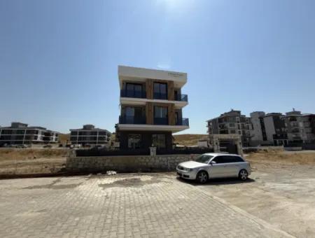 Luxuriöse Und Moderne 1 1 Wohnung In Seferihisar Çolakibrahimbey Nachbarschaft