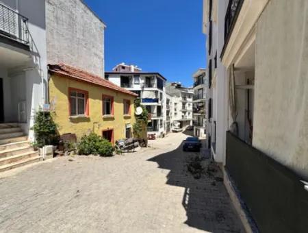 Eckgrundstück Im Viertel Seferihisar Hidirlik, 2-Stöckiges Grundstück Zum Verkauf