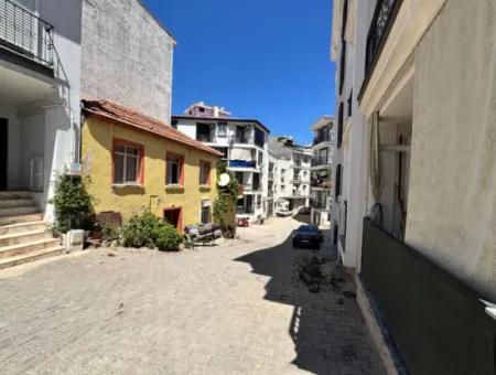 Eckgrundstück Im Viertel Seferihisar Hidirlik, 2-Stöckiges Grundstück Zum Verkauf