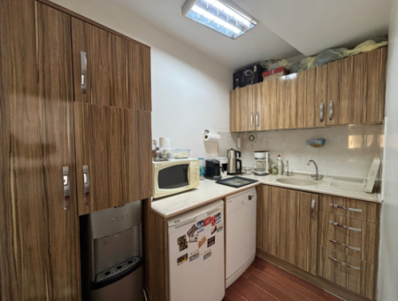 In Der Nähe Von Alsancak Zypern Märtyrer 1. Stock 1 1 110M2 Arbeitsplatz / Büro Zu Vermieten Mit Wc!