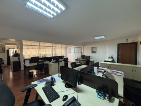 In Der Nähe Von Alsancak Zypern Märtyrer 1. Stock 1 1 110M2 Arbeitsplatz / Büro Zu Vermieten Mit Wc!