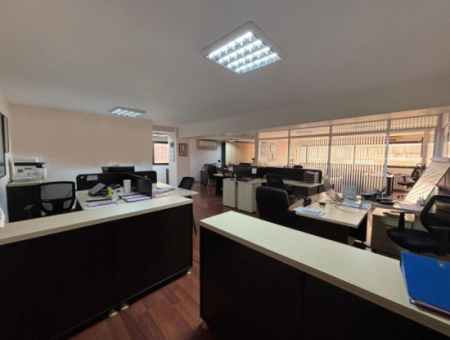 In Der Nähe Von Alsancak Zypern Märtyrer 1. Stock 1 1 110M2 Arbeitsplatz / Büro Zu Vermieten Mit Wc!