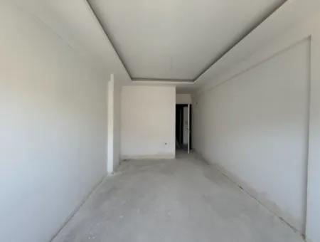 Neue 2 1 Wohnung Zum Verkauf In Der Nähe Des Staatlichen Krankenhauses Seferihisar, Mit Einem Breiten Nutzungsbereich