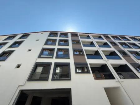 Neue 2 1 Wohnung Zum Verkauf In Der Nähe Des Staatlichen Krankenhauses Seferihisar, Mit Einem Breiten Nutzungsbereich