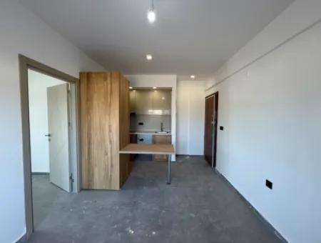 Brandneu 1 1 Wohnung Zum Verkauf Auf Einem Grundstück Mit Pool In Urla Gülbahçe