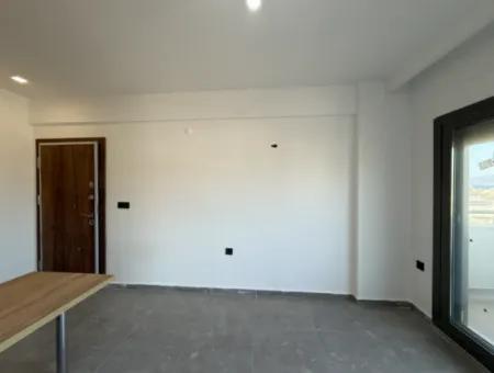 Brandneu 1 1 Wohnung Zum Verkauf Auf Einem Grundstück Mit Pool In Urla Gülbahçe