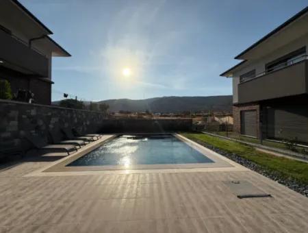 Brandneu 1 1 Wohnung Zum Verkauf Auf Einem Grundstück Mit Pool In Urla Gülbahçe