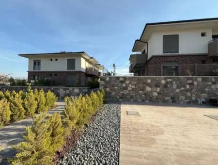 Brandneu 1 1 Wohnung Zum Verkauf Auf Einem Grundstück Mit Pool In Urla Gülbahçe