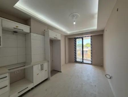 In Der Nähe Des Staatlichen Krankenhauses Von Seferihisar, Neu, 1 1 Wohnung Zum Verkauf – Mit Tiefgarage, Balkon Und Zentraler Lage