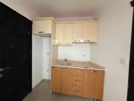 Büro / Arbeitsplatz Zur Miete Im Stadtzentrum Von Seferihisar – Marktplatzeingang