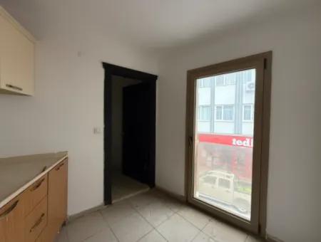 Büro / Arbeitsplatz Zur Miete Im Stadtzentrum Von Seferihisar – Marktplatzeingang