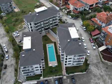 Seferihisar Camikebir-Viertel – İklimkent-Gelände – 2 Und 1 Wohnungen Mit Pool, Modern Und Geräumig
