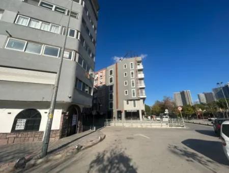 Eckladen In Der Nähe Des Gazi Krankenhauses Mit Drei Fassaden, Kostenlos