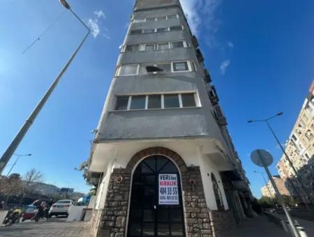 Eckladen In Der Nähe Des Gazi Krankenhauses Mit Drei Fassaden, Kostenlos