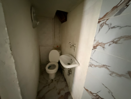 55 M² Gutscheinladen In Der Mithatpaşa-Strasse Gegenüber Dem Historischen Aufzug