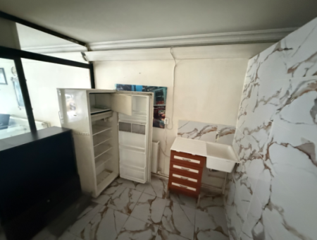 55 M² Gutscheinladen In Der Mithatpaşa-Strasse Gegenüber Dem Historischen Aufzug