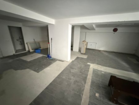 55 M² Gutscheinladen In Der Mithatpaşa-Strasse Gegenüber Dem Historischen Aufzug