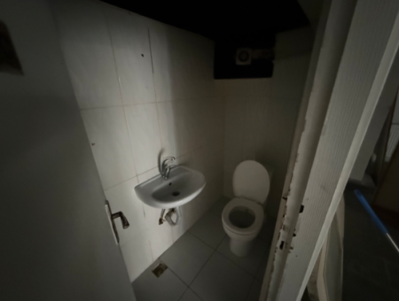 55 M² Gutscheinladen In Der Mithatpaşa-Strasse Gegenüber Dem Historischen Aufzug