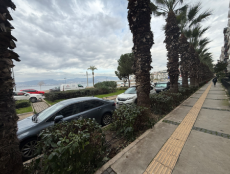 55 M² Gutscheinladen In Der Mithatpaşa-Strasse Gegenüber Dem Historischen Aufzug