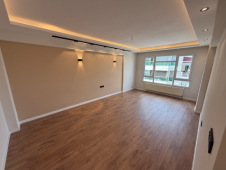 Eingang Zur Balçova Ata Strasse Vollständig Renoviert, Geräumige Wohnung Mit Aufzug