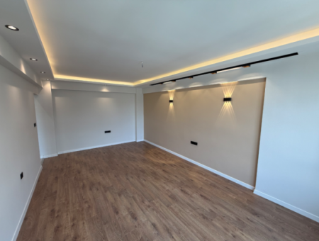 Eingang Zur Balçova Ata Strasse Vollständig Renoviert, Geräumige Wohnung Mit Aufzug