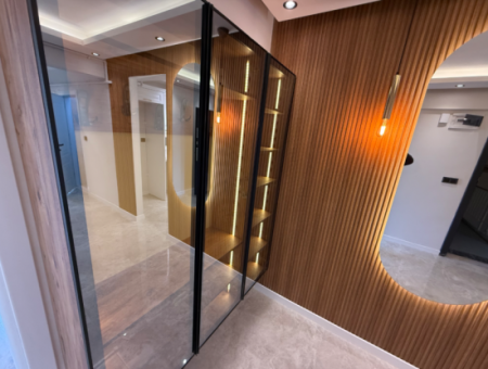 Eingang Zur Balçova Ata Strasse Vollständig Renoviert, Geräumige Wohnung Mit Aufzug