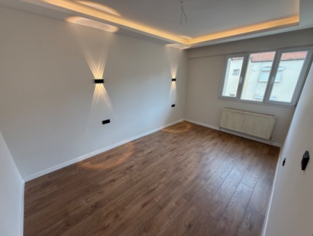 Eingang Zur Balçova Ata Strasse Vollständig Renoviert, Geräumige Wohnung Mit Aufzug