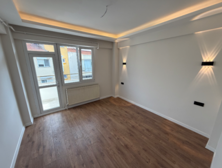 Eingang Zur Balçova Ata Strasse Vollständig Renoviert, Geräumige Wohnung Mit Aufzug