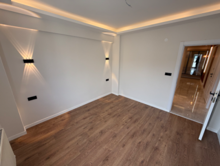 Eingang Zur Balçova Ata Strasse Vollständig Renoviert, Geräumige Wohnung Mit Aufzug