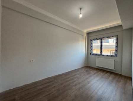 2-Zimmer-1-Wohnzimmer Zum Verkauf Mit Breiter Fassade In Seferihisar Turabiye