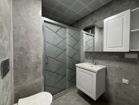 2-Zimmer-1-Wohnzimmer Zum Verkauf Mit Breiter Fassade In Seferihisar Turabiye