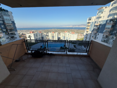 Meerblick Auf Einem Gelände Mit Einem Pool In Der Nähe Von Kaya Thermal In Narlidere