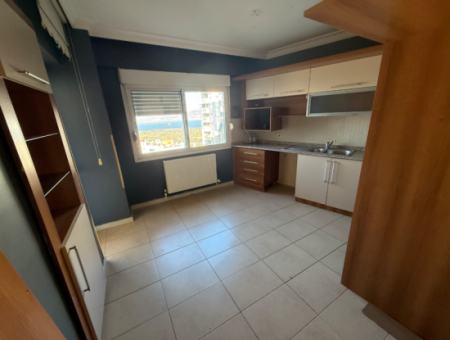 Meerblick Auf Einem Gelände Mit Einem Pool In Der Nähe Von Kaya Thermal In Narlidere