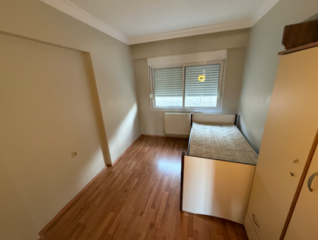 Meerblick Auf Einem Gelände Mit Einem Pool In Der Nähe Von Kaya Thermal In Narlidere