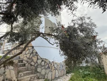 Villa Zum Verkauf In Seferihisar Akarca Atakum Sitesi Mit Meerblick Vom Garten Aus