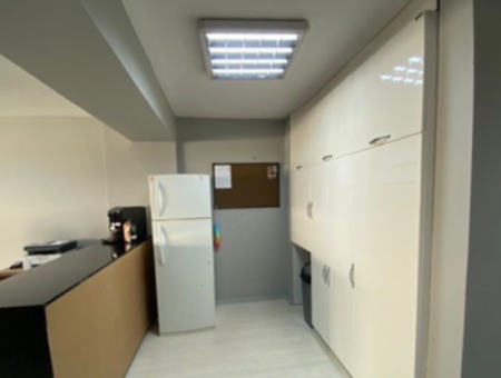 Büro/Büro Zu Mieten In Der Alsancak Kibris Şehitleri-Strasse Mit Überdachtemparkplatz, Wc, Küche