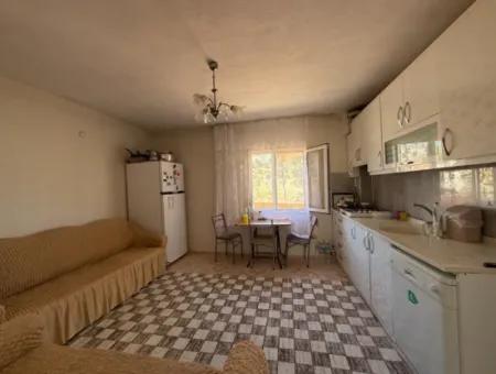 3 1 Wohnung Zum Verkauf In Ulamış Von Veri! Die Hälfte Des Einfamilienhauses Steht Zum Verkauf!