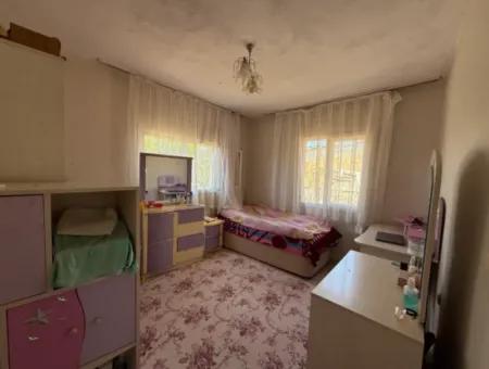 3 1 Wohnung Zum Verkauf In Ulamış Von Veri! Die Hälfte Des Einfamilienhauses Steht Zum Verkauf!