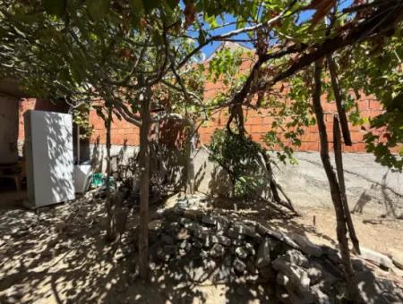 3 1 Wohnung Zum Verkauf In Ulamış Von Veri! Die Hälfte Des Einfamilienhauses Steht Zum Verkauf!