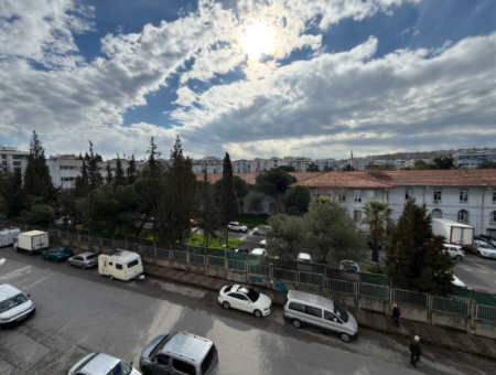 Vollständig Renovierte Zwischenboden Gegenüber Dem Militärkrankenhaus Von Hatay