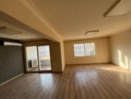 Möglichkeit Für Eine Geräumige Und Helle Wohnung Im Herzen Der Stadt