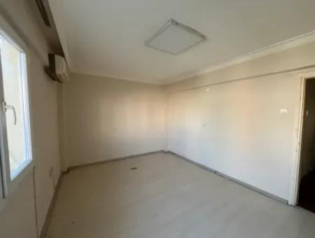 Möglichkeit Für Eine Geräumige Und Helle Wohnung Im Herzen Der Stadt