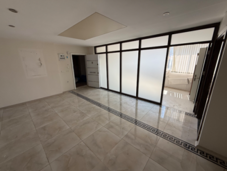 Büro/Büro Mit Aufzug In Der Narlidere Mithatpaşa-Strasse