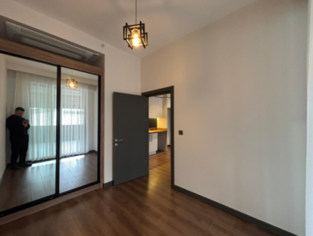 In Der Nähe Der Universität Bornova Yaşar, 80 M² 2 1, Luxuriöse Mietwohnung Mit Wintergarten!