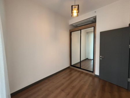 In Der Nähe Der Universität Bornova Yaşar, 80 M² 2 1, Luxuriöse Mietwohnung Mit Wintergarten!