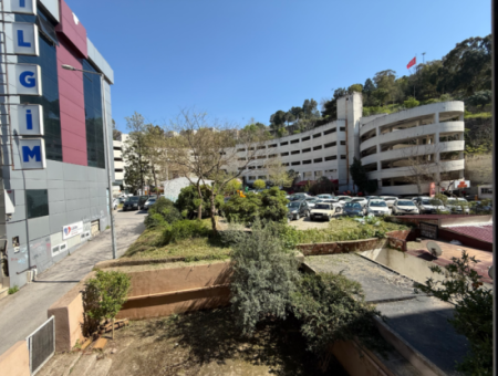 Ecke Mit Vollrenoviertem Zwischenaufzug An Der Strasse In Göztepe