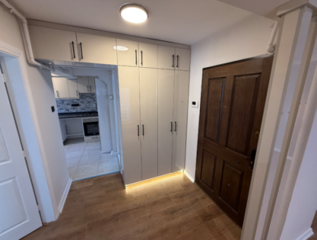 Ecke Mit Vollrenoviertem Zwischenaufzug An Der Strasse In Göztepe